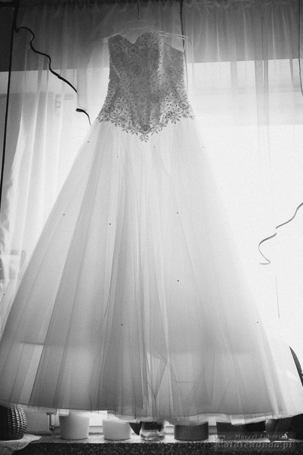 fotografia ślubna, zdjęcie sukni wiszącej na oknie
